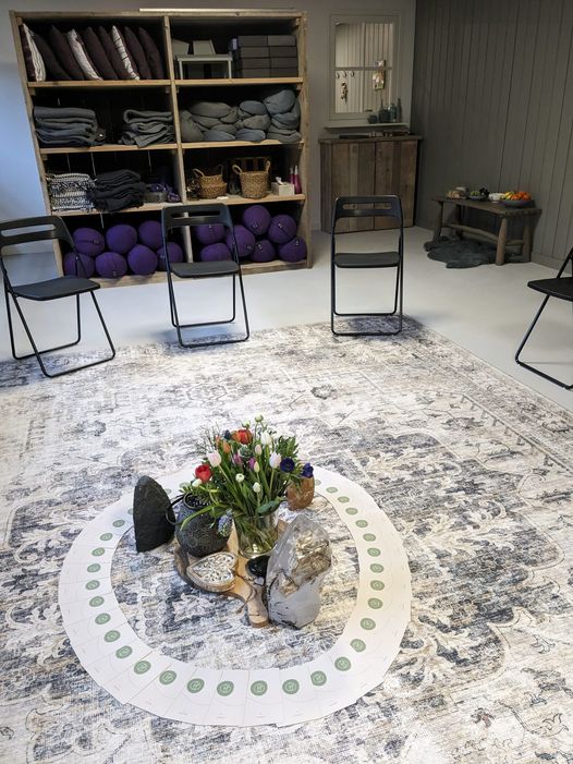 Foto yogaruimte opstellingsdag bloem en kaart